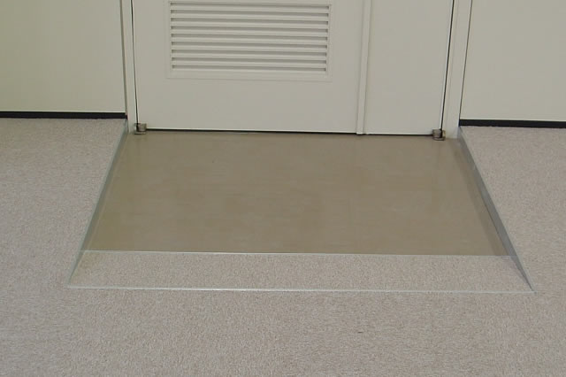 OAフロア工事施工後の事務所入口の写真