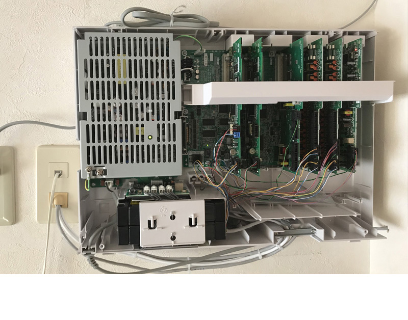 ビジネスホン・電話機の新設・移設・増設・リプレース、新日通にお任せください。 ビジネスフォン主装機の写真